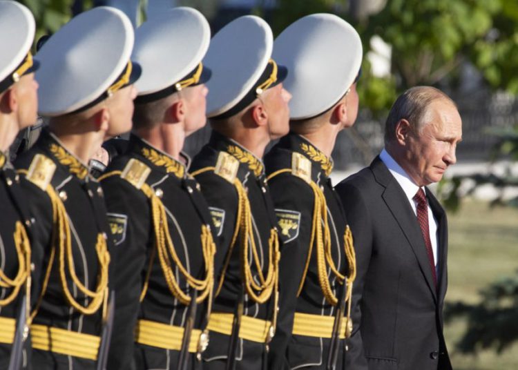 El presidente ruso Vladimir Putin llega a una ceremonia de ofrenda floral para conmemorar el 75 aniversario de la batalla de Kursk en la Segunda Guerra Mundial, en Kursk, al sur de Moscú, Rusia, el 23 de agosto de 2018. (Crédito de la foto: ALEXANDER ZEMLIANICHENKO / POOL VIA REUTERS)