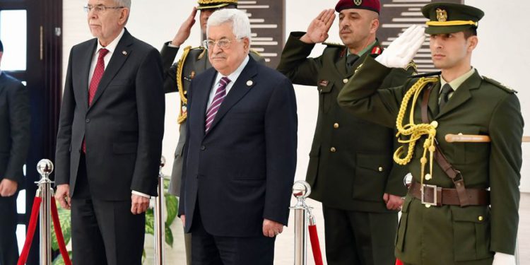El presidente de la Autoridad Palestina, Mahmoud Abbas, y el presidente austriaco, Alexander Van der Bellen, en la sede presidencial de la Autoridad Palestina en Ramallah el 5 de febrero de 2019. (Crédito: Wafa)