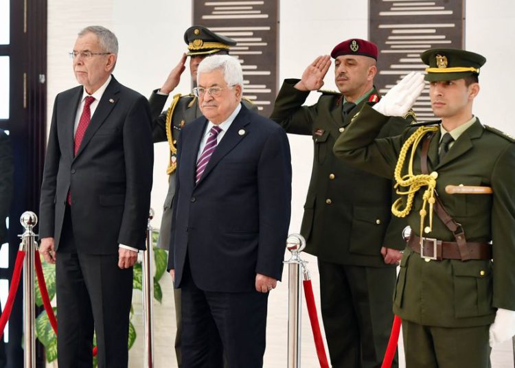 El presidente de la Autoridad Palestina, Mahmoud Abbas, y el presidente austriaco, Alexander Van der Bellen, en la sede presidencial de la Autoridad Palestina en Ramallah el 5 de febrero de 2019. (Crédito: Wafa)