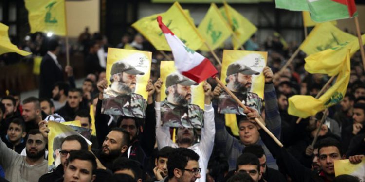 Los partidarios del líder de Hezbollah del Líbano, Sayyed Hassan Nasrallah, llevan fotos del difunto líder militar de Hezbollah, Imad Moughniyah, mientras Nasrallah aparece en una pantalla para hablar en un evento para conmemorar la muerte de seis combatientes de Hezbollah y un general iraní asesinado por un ataque aéreo israelí en Siri. (Crédito de la foto: REUTERS / KHALIL HASSAN)