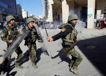 Miembros de las fuerzas de seguridad palestinas dispersan una manifestación de Hamas en Hebrón, en Cisjordania. 14 de diciembre de 2018.. (Crédito de la foto: MUSSA QAWASMA / REUTERS)