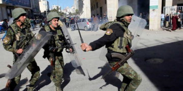 Miembros de las fuerzas de seguridad palestinas dispersan una manifestación de Hamas en Hebrón, en Cisjordania. 14 de diciembre de 2018.. (Crédito de la foto: MUSSA QAWASMA / REUTERS)