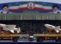 Un vehículo militar que transportaba la bomba inteligente Zoobin (L) iraní y el misil Sagheb debajo de las imágenes del Líder Supremo de Irán, el Ayatollah Ali Khamenei (R), y el Líder Tardío, el Ayatollah Ruhollah Jomeini, durante un desfile para conmemorar el aniversario de la guerra Irán-Irak (1980-88). , en Teherán, 22 de septiembre de 2011 .. (crédito de foto: REUTERS / STRINGER)