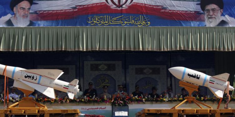 Un vehículo militar que transportaba la bomba inteligente Zoobin (L) iraní y el misil Sagheb debajo de las imágenes del Líder Supremo de Irán, el Ayatollah Ali Khamenei (R), y el Líder Tardío, el Ayatollah Ruhollah Jomeini, durante un desfile para conmemorar el aniversario de la guerra Irán-Irak (1980-88). , en Teherán, 22 de septiembre de 2011 .. (crédito de foto: REUTERS / STRINGER)
