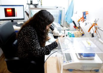 Un empleado de la compañía israelí ParaSonic, trabaja en su laboratorio en Tel Aviv, Israel, el 22 de octubre de 2018. Fotografía tomada el 22 de octubre de 2018. (Crédito de la foto: REUTERS / AMIR COHEN)