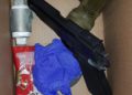 Armas, municiones y un explosivo improvisado fueron encontrados en una casa durante una redada el jueves. (Crédito de la foto: ISRAEL POLICÍA)