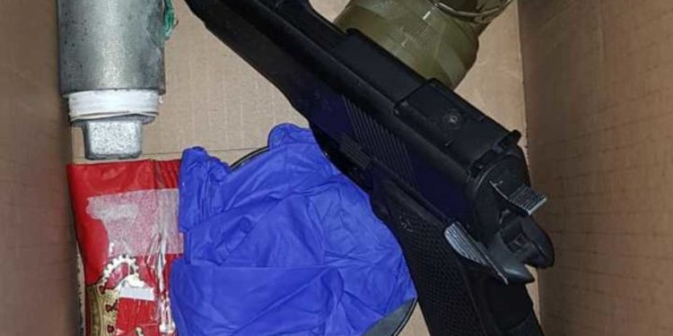 Armas, municiones y un explosivo improvisado fueron encontrados en una casa durante una redada el jueves. (Crédito de la foto: ISRAEL POLICÍA)