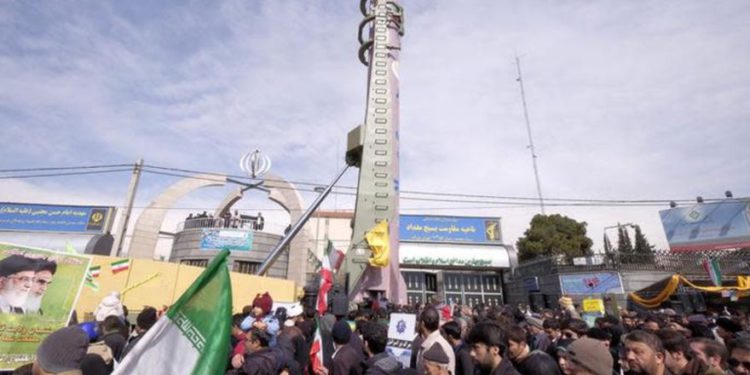 Un misil Emad de fabricación iraní se muestra durante una ceremonia. (Crédito de la foto: REUTERS / RAHEB HOMAVANDI)