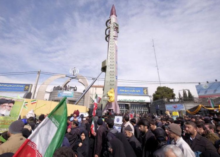 Un misil Emad de fabricación iraní se muestra durante una ceremonia. (Crédito de la foto: REUTERS / RAHEB HOMAVANDI)