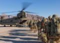 Los soldados adscritos a la 101.ª Brigada de Sostenimiento de Apoyo Resuelto, la Guardia Nacional de Iowa y el 10mo. Montaña, 2-14 Batallón de Infantería, se cargan en un helicóptero Chinook para salir en una misión en Afganistán, el 15 de enero de 2019. 1ª Teniente Verniccia Ford / EE. UU. (Crédito de la foto: VERNICCIA FORD / US ARMY / HANDOUT VIA REUTERS)