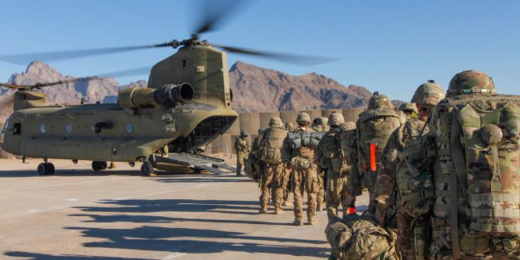 Los soldados adscritos a la 101.ª Brigada de Sostenimiento de Apoyo Resuelto, la Guardia Nacional de Iowa y el 10mo. Montaña, 2-14 Batallón de Infantería, se cargan en un helicóptero Chinook para salir en una misión en Afganistán, el 15 de enero de 2019. 1ª Teniente Verniccia Ford / EE. UU. (Crédito de la foto: VERNICCIA FORD / US ARMY / HANDOUT VIA REUTERS)