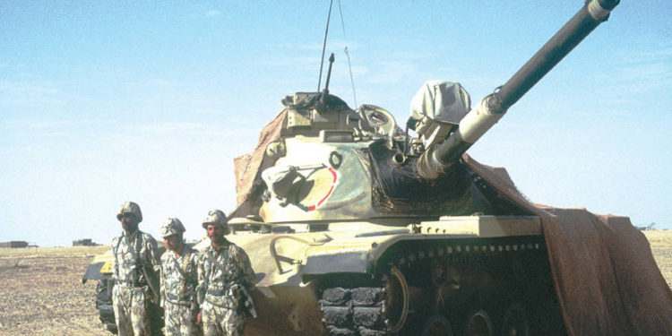 SOLDADOS EGIPCIOS se paran frente a un tanque de batalla de la Tercera Brigada Acorazada M-60 durante la Guerra del Golfo en 1990 .. (foto: FUERZA AÉREA DE EE. UU.)