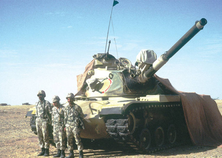 SOLDADOS EGIPCIOS se paran frente a un tanque de batalla de la Tercera Brigada Acorazada M-60 durante la Guerra del Golfo en 1990 .. (foto: FUERZA AÉREA DE EE. UU.)