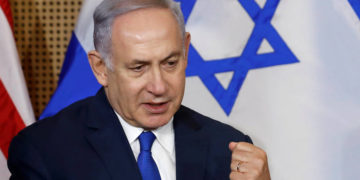 El primer ministro israelí, Benjamin Netanyahu, habla cuando se reúne con el vicepresidente de Estados Unidos, Mike Pence, en Varsovia, Polonia, el 14 de febrero de 2019. (Crédito de la foto: REUTERS / KACPER PEMPEL)