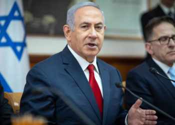 El primer ministro Benjamin Netanyahu habla en una reunión de gabinete, el 17 de febrero de 2019. (Crédito de la foto: EMIL SALMAN / POOL)