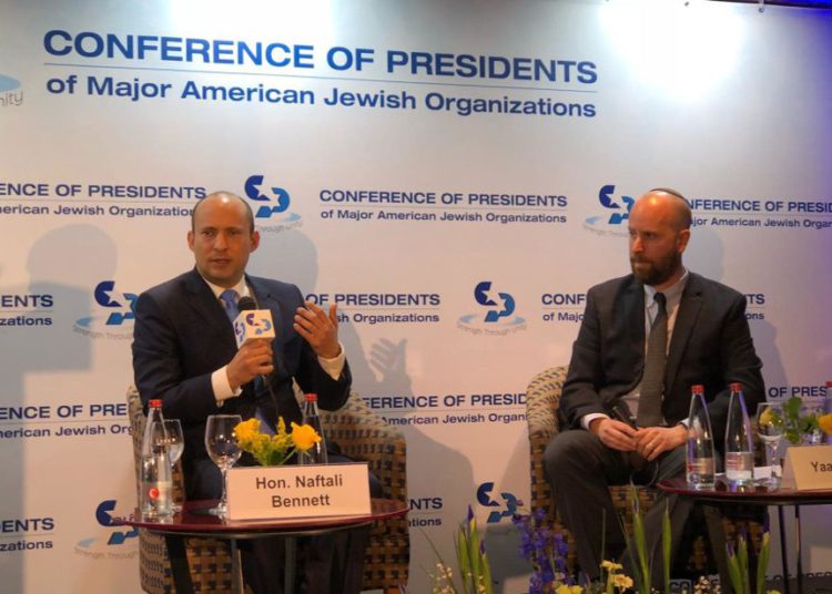 El ministro de Educación, Naftali Bennet, con el editor jefe de Jerusalem Post, Yaakov Katz, en la Conferencia de Presidentes de las principales organizaciones judías estadounidenses, el 18 de febrero de 2019 .. (Crédito de la foto: YANIR COZIN / MAARIV)