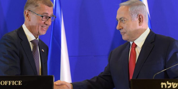 El primer ministro Benjamin Netanyahu se reúne con el primer ministro checo, Andrej Babiš. (Crédito de la foto: BEN GERSHOM / GPO)
