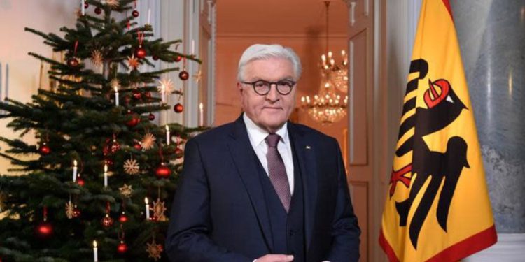 El presidente alemán Frank-Walter Steinmeier posa después de la grabación del mensaje tradicional de Navidad en el palacio Bellevue en Berlín. (Crédito de la foto: REUTERS)