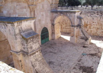 La Puerta de la Misericordia, o Shaar HaRachamim en hebreo, también llamada la Puerta de Oro, como se ve desde el interior del complejo del Monte del Templo. (Crédito de la foto: Wikimedia Commons)