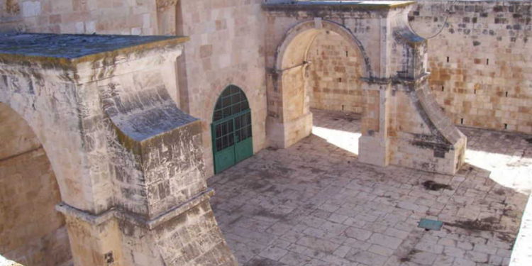 La Puerta de la Misericordia, o Shaar HaRachamim en hebreo, también llamada la Puerta de Oro, como se ve desde el interior del complejo del Monte del Templo. (Crédito de la foto: Wikimedia Commons)