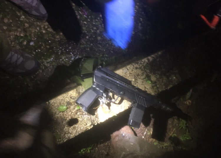 Un rifle automático estilo Carlo descubierto en un municipio de la Autoridad Palestina por soldados de las FDI, 28 de febrero de 2019. (Crédito de la foto: OFICINA DEL PADRE DE FOCA)