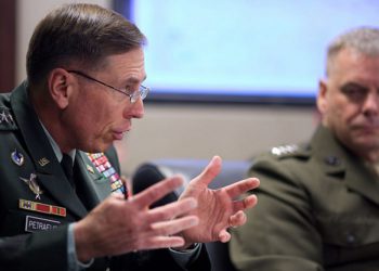 El general retirado David Petraeus, a la izquierda, hace un gesto mientras conversa con el presidente Barack Obama y el equipo de seguridad nacional en Afganistán y Pakistán, durante una reunión en la Sala de Situación de la Casa Blanca, 6 de mayo de 2010. Crédito: foto oficial de la Casa Blanca por Pete Souza.