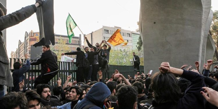 Europa persite en apoyar a un Irán que asesina a su propio pueblo