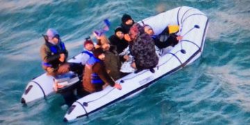 Un barco de migrantes cruzando el Canal de la Mancha (Foto: AFP)