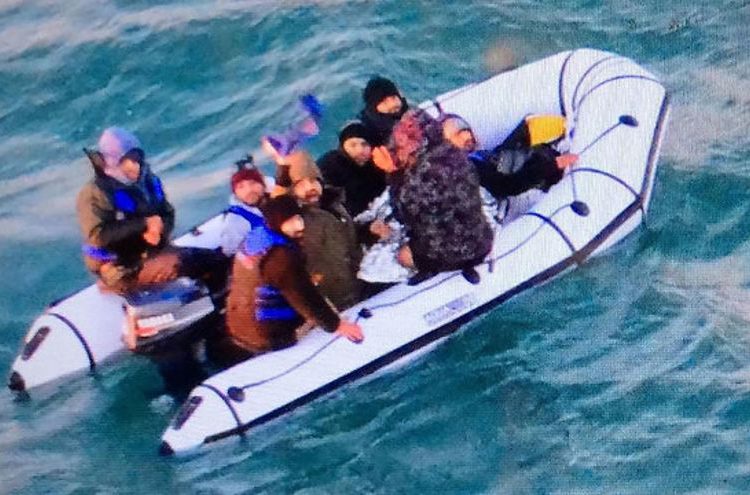 Un barco de migrantes cruzando el Canal de la Mancha (Foto: AFP)
