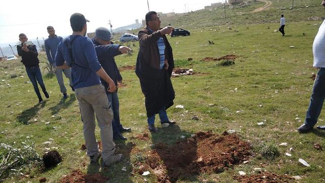 Palestinos se enfrentan con israelíes que plantan árboles en memoria de Ori Ansbacher en Judea y Samaria (Foto: TPS)
