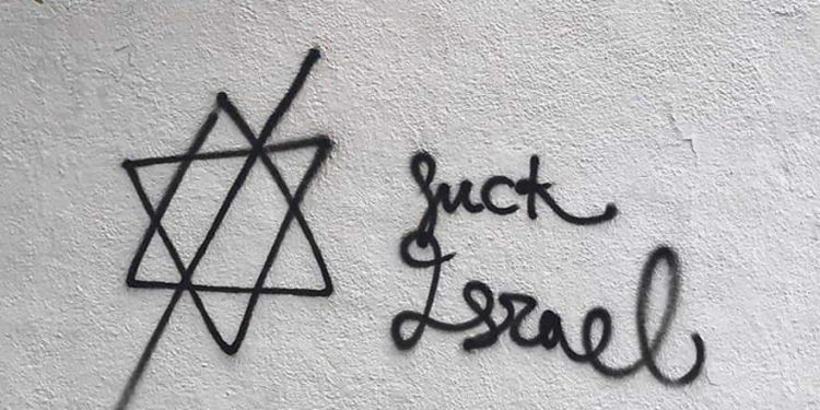 Graffiti antisemita fuera de la casa de angel mas