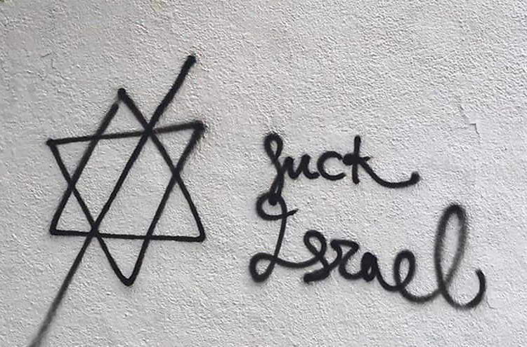 Graffiti antisemita fuera de la casa de angel mas