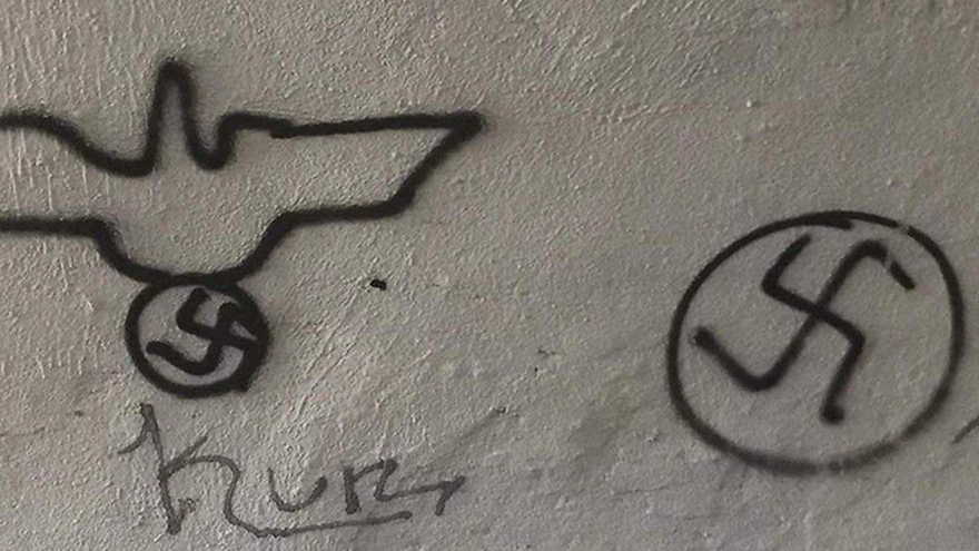 Símbolos nazis adornados fuera de la casa del activista judío Angel Mas