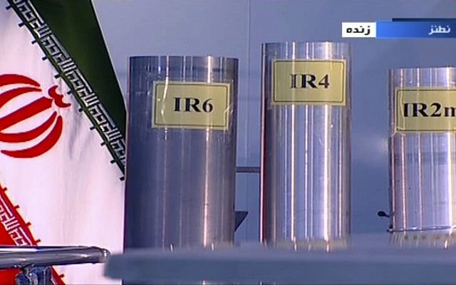 En este marco de la República Islámica Iran Broadcasting, IRIB, televisión estatal, se muestran tres versiones de centrífugas de fabricación nacional en un programa de TV en vivo de Natanz, una planta iraní de enriquecimiento de uranio, en Irán, el 6 de junio de 2018. (IRIB via AP)