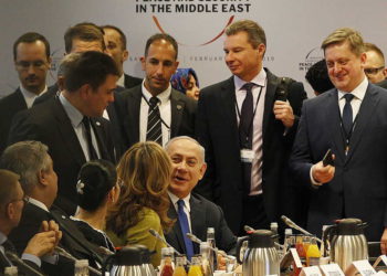 El primer ministro israelí, Benjamin Netanyahu, centro, llega a una sesión en la conferencia sobre Paz y Seguridad en el Medio Oriente en Varsovia, Polonia, el jueves 14 de febrero de 2019. (Foto AP / Czarek Sokolowski)