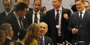 El primer ministro israelí, Benjamin Netanyahu, centro, llega a una sesión en la conferencia sobre Paz y Seguridad en el Medio Oriente en Varsovia, Polonia, el jueves 14 de febrero de 2019. (Foto AP / Czarek Sokolowski)