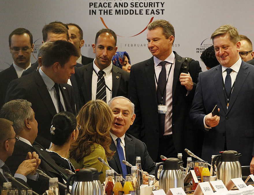 El primer ministro israelí, Benjamin Netanyahu, centro, llega a una sesión en la conferencia sobre Paz y Seguridad en el Medio Oriente en Varsovia, Polonia, el jueves 14 de febrero de 2019. (Foto AP / Czarek Sokolowski)
