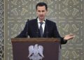 En esta foto publicada por la agencia oficial de noticias siria SANA, el presidente sirio Bashar Assad habló durante una reunión con los jefes de los consejos locales de todas las provincias sirias, en Damasco, Siria, el domingo 17 de febrero de 2018. (SANA a través de AP)