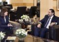 La embajadora de Estados Unidos en el Líbano, Elizabeth Richard, a la izquierda, habla con el Primer Ministro libanés Saad Hariri, en la Casa de Gobierno, en Beirut, Líbano, el 19 de febrero de 2019. (Dalati Nohra vía AP)