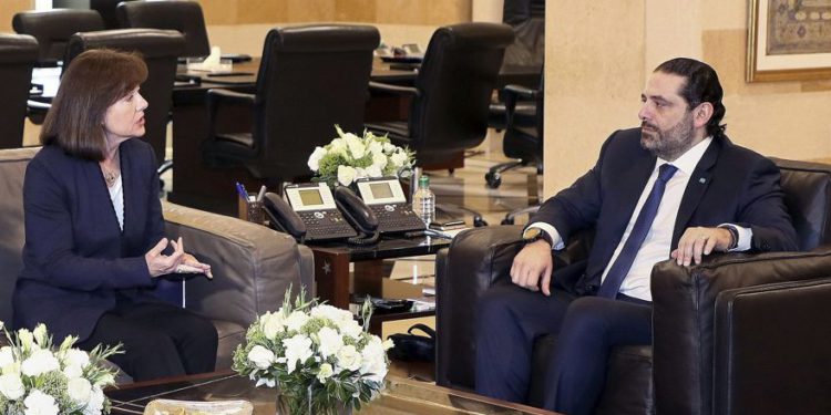 La embajadora de Estados Unidos en el Líbano, Elizabeth Richard, a la izquierda, habla con el Primer Ministro libanés Saad Hariri, en la Casa de Gobierno, en Beirut, Líbano, el 19 de febrero de 2019. (Dalati Nohra vía AP)