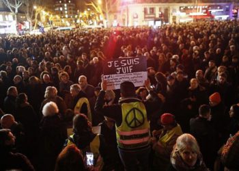 Protestas en Francia contra la reforma de pensiones se tornan violentas
