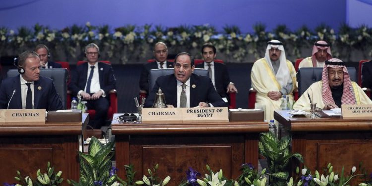 El presidente de Egipto, Abdel-Fattah El-Sisi, preside una reunión en una cumbre UE-Árabe en el centro de convenciones de Sharm El Sheikh en Sharm El Sheikh, Egipto, el 24 de febrero de 2019. (Foto AP / Francisco Seco)