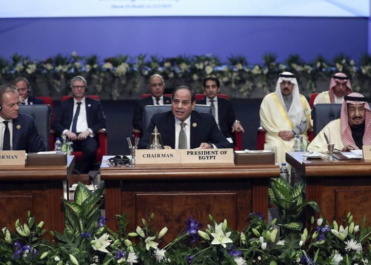 El presidente de Egipto, Abdel-Fattah El-Sisi, preside una reunión en una cumbre UE-Árabe en el centro de convenciones de Sharm El Sheikh en Sharm El Sheikh, Egipto, el 24 de febrero de 2019. (Foto AP / Francisco Seco)