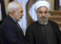 En esta foto del 24 de noviembre de 2015, el presidente iraní Hassan Rouhani, a la derecha, escucha a su ministro de Relaciones Exteriores, Mohammad Javad Zarif, antes de una reunión en Teherán, Irán. (Foto AP / Vahid Salemi, Archivo)