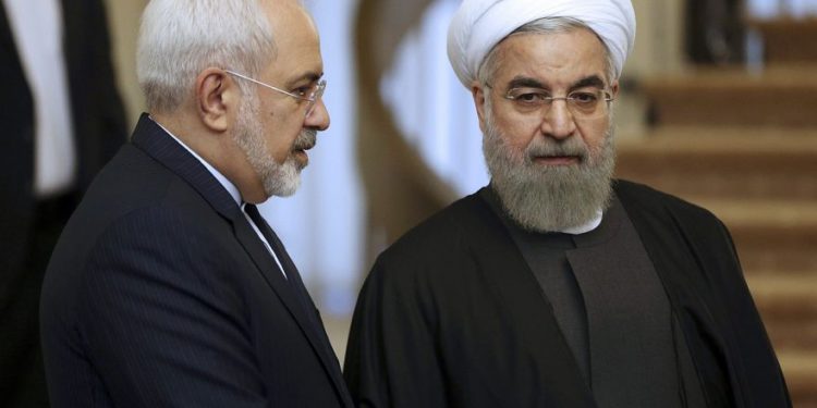 En esta foto del 24 de noviembre de 2015, el presidente iraní Hassan Rouhani, a la derecha, escucha a su ministro de Relaciones Exteriores, Mohammad Javad Zarif, antes de una reunión en Teherán, Irán. (Foto AP / Vahid Salemi, Archivo)