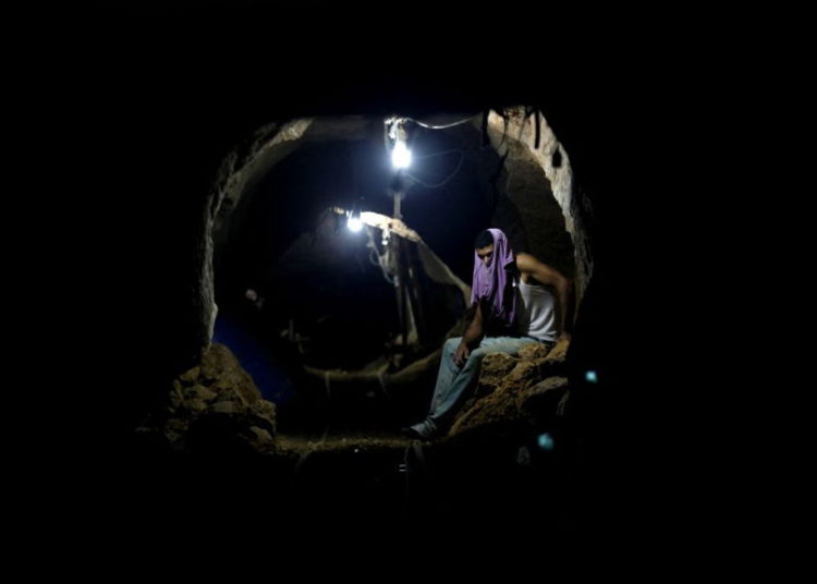 En esta foto de archivo del lunes 30 de septiembre de 2013, un trabajador palestino descansa dentro de un túnel de contrabando en Rafah, en la frontera entre Egipto y el sur de la Franja de Gaza. (AP / Hatem Moussa)