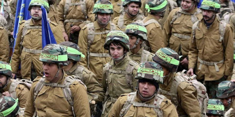 Ilustrativo: miembros de la fuerza paramilitar iraní Basij, afiliados a la Guardia Revolucionaria, asisten a un mitin frente a la antigua Embajada de los Estados Unidos en Teherán, Irán, el 25 de noviembre de 2011. (Foto AP / Vahid Salemi)