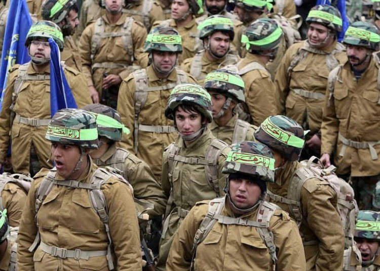 Ilustrativo: miembros de la fuerza paramilitar iraní Basij, afiliados a la Guardia Revolucionaria, asisten a un mitin frente a la antigua Embajada de los Estados Unidos en Teherán, Irán, el 25 de noviembre de 2011. (Foto AP / Vahid Salemi)