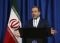 El viceministro de Relaciones Exteriores de Irán, Abbas Araghchi, quien también es un importante negociador nuclear, habla con los medios en su conferencia de prensa en Teherán, Irán, el 15 de enero de 2017. (Foto AP / Vahid Salemi)