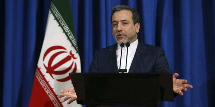 El viceministro de Relaciones Exteriores de Irán, Abbas Araghchi, quien también es un importante negociador nuclear, habla con los medios en su conferencia de prensa en Teherán, Irán, el 15 de enero de 2017. (Foto AP / Vahid Salemi)